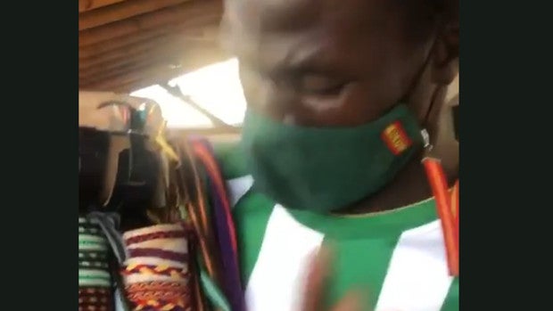El vendedor ambulante que triunfa con sus pulseras «Sevilla palangana» y «Betis manquepierda»