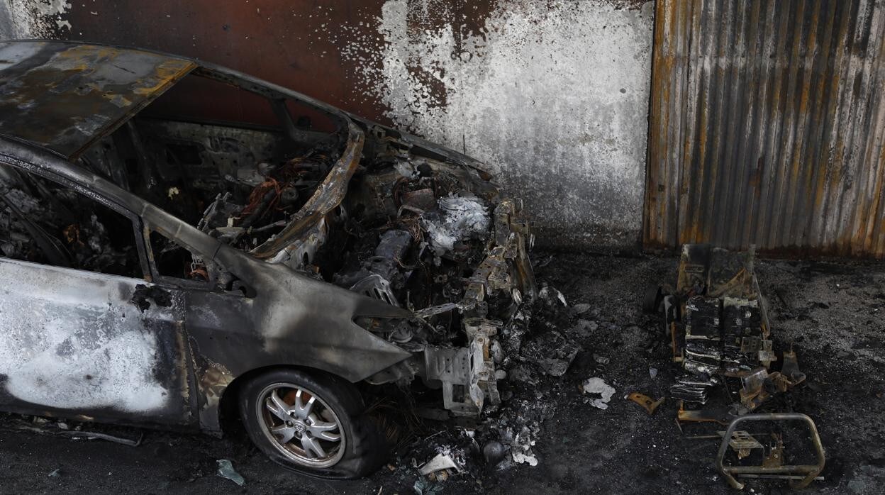 Un coche incendiado en otro suceso distinto al juzgado en la Audiencia de Sevilla