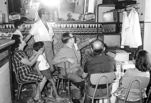 Familia en un bar de Sevilla viendo en la televisión la llegada del hombre a la luna