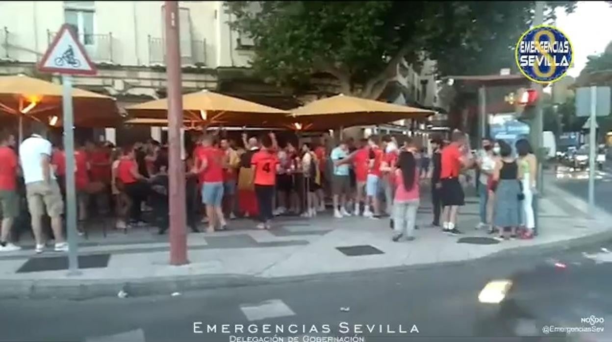 Bar del Paseo Colón en el que han retirado los veladores donde consumían los aficionados belgas