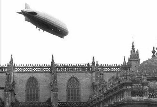 El Graf Zeppelín sobrevolando las cubiertas de la Catedral de Sevilla