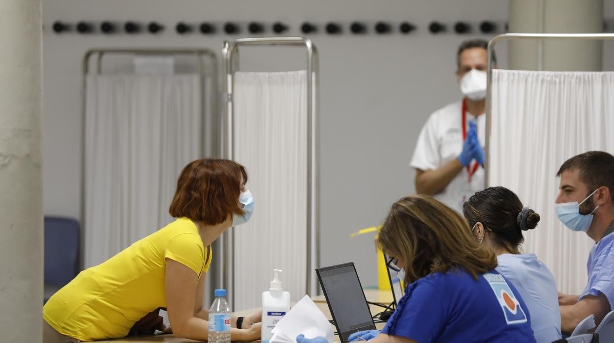Equipo de vacunación en la Facultad de Derecho de la Universidad de Sevilla