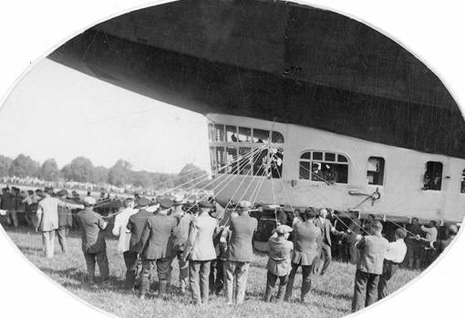 El Graf Zeppelin en tierra en el campo de Hernán Cebolla, imagen de1929