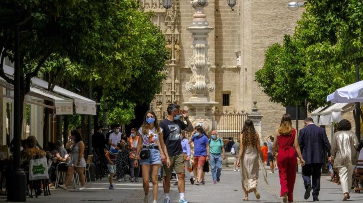 Turistas en el Casco Histórico con la Catedral al fondo