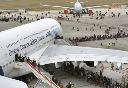 Aterrizaje de un A-380 durante un Family Day de Airbus en Sevilla