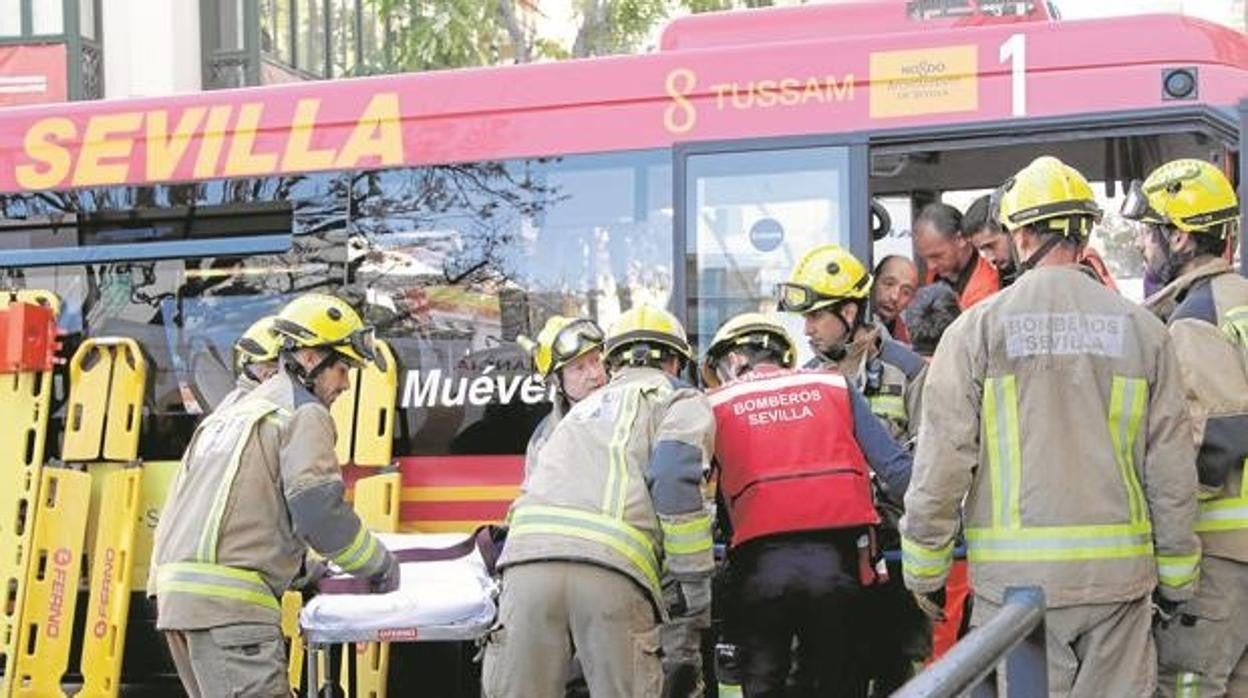 Los bomberos asisten a los heridos tras el accidente ocurrido hace dos años