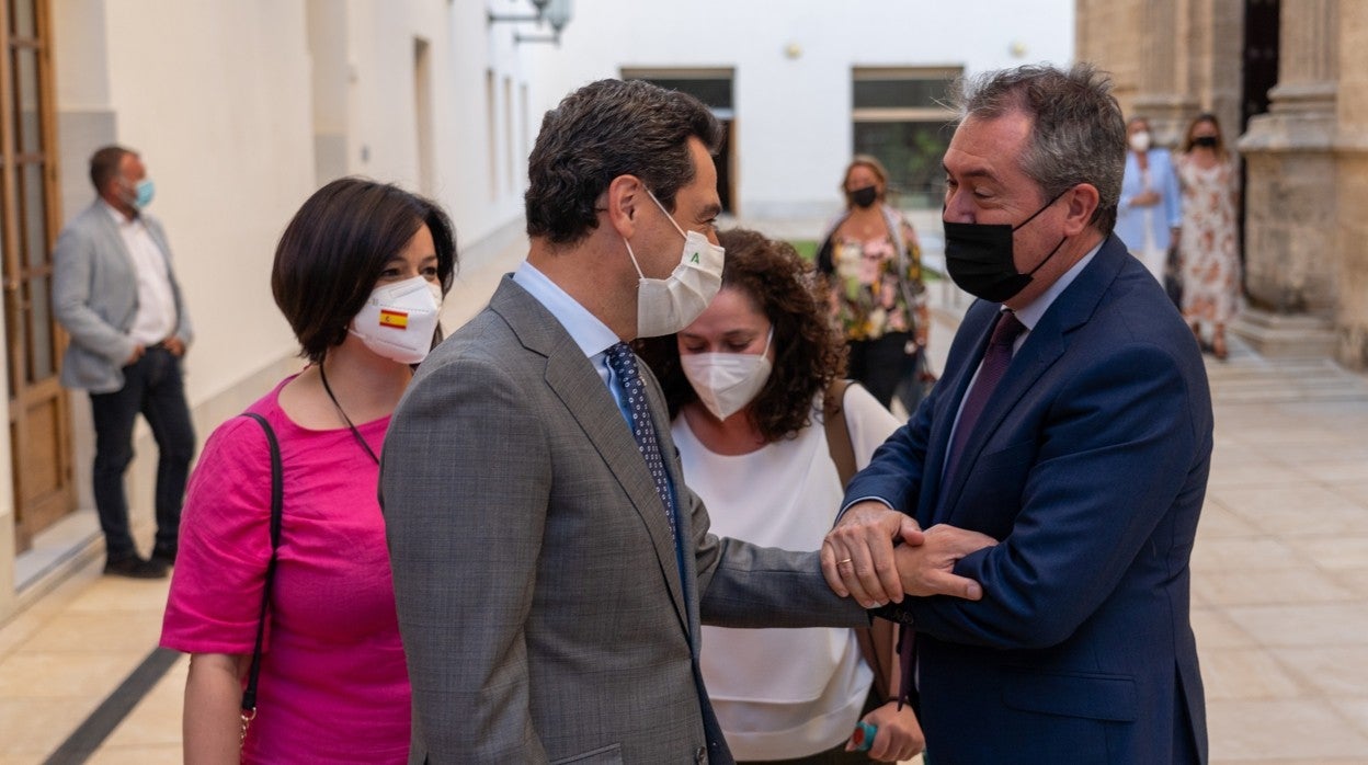 Juan Espadas saluda a Juanma Moreno en el Parlamento esta semana