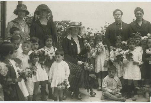 La Reina Victoria Eugenia vista el asilo de San Cayetano.