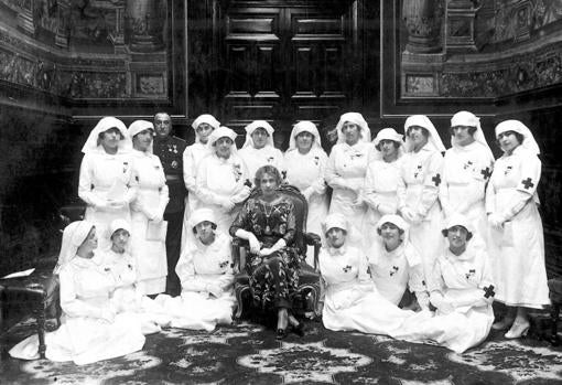 La Reina con las damas sevillanas a las que impuso el brazalete de la Cruz Roja
