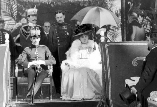 Don Alfonso y Doña Victoria en la inauguración de la granja agrícola de Sevilla, en 1908