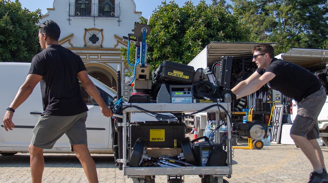 Profesionales del cine durante un rodaje en Sevilla