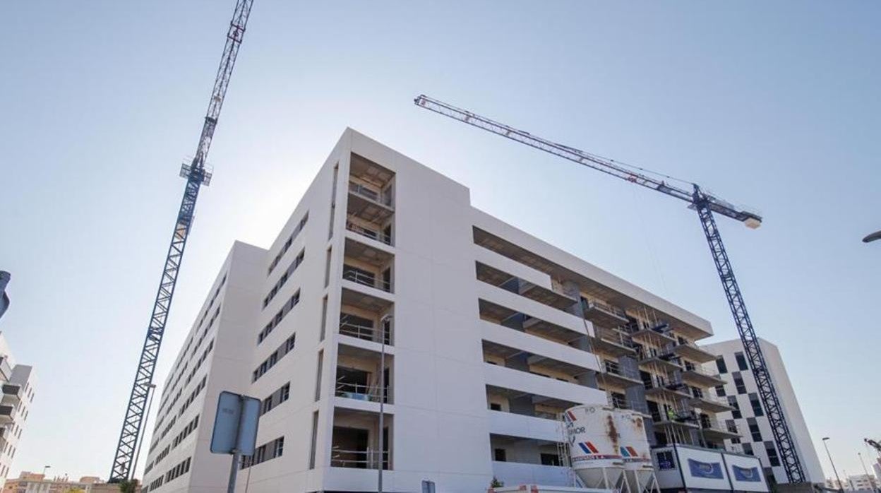 Las nuevas promociones de viviendas mantienen con vida al sector de la construcción en Sevilla