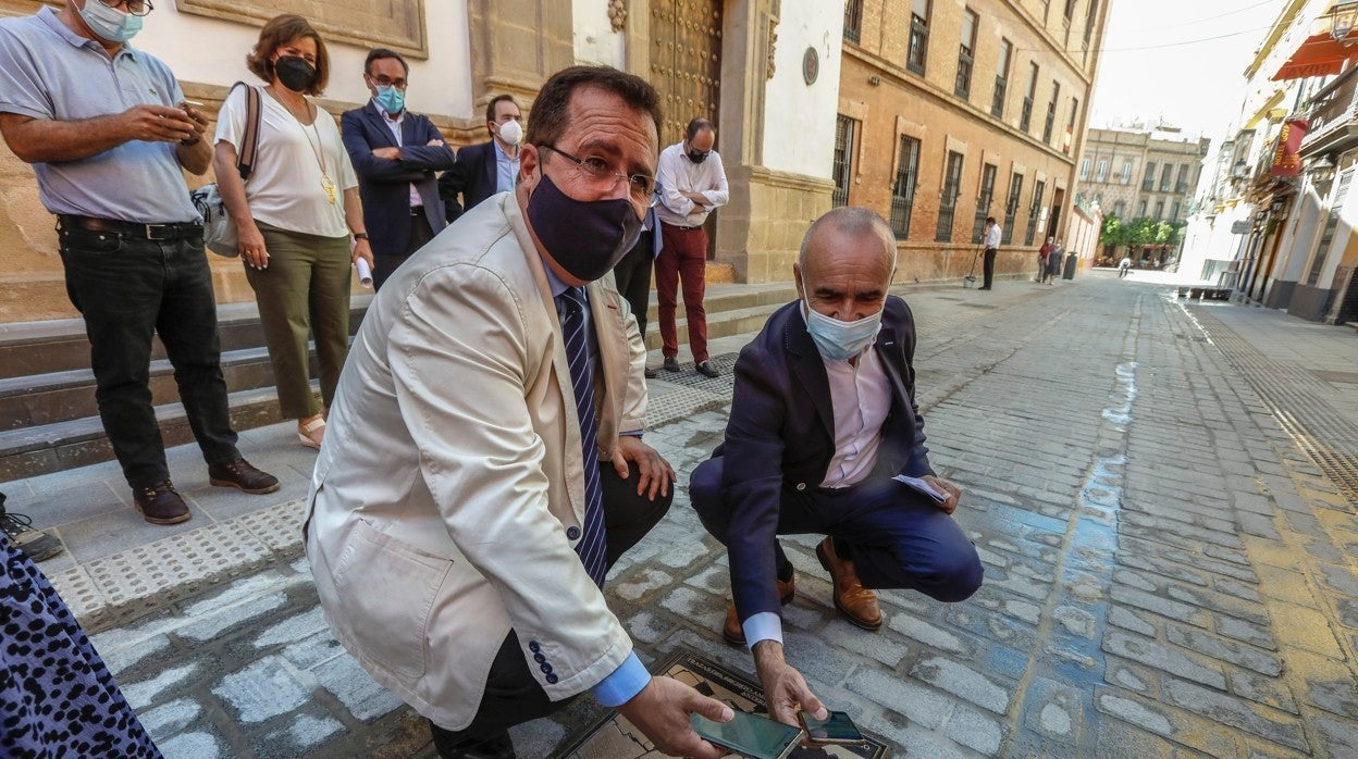 Juan Carlos Cabrera y Antonio Muñoz en la presentación de la calle Mateos Gago