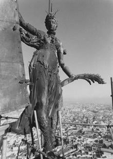 Una de las primeras fotografías de El Giraldillo de cerca, en 1980