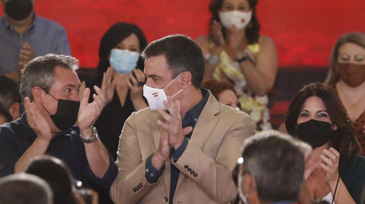 Espadas y Sánchez se miran en un momento del acto celebrado en julio en Sevilla