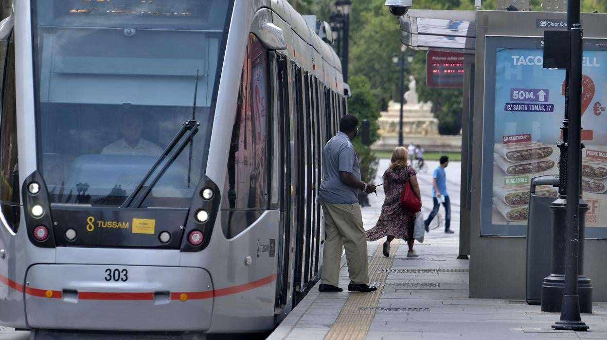 Parada del tranvía de Sevilla junto al Archivo de Indias
