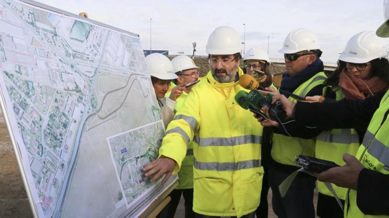 El responsable de la construcción de los desvíos explica el trazado sobre el terreno