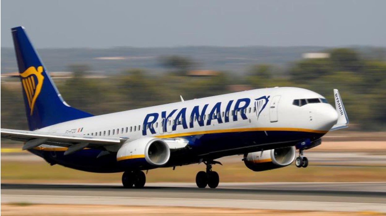 Un avión de Ryanair en pleno despegue