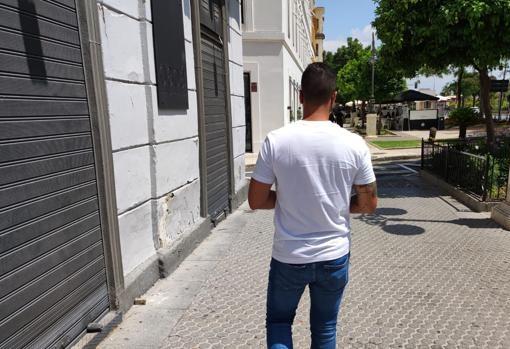 El padre del niño, de espaldas, prefiere mantener su identidad