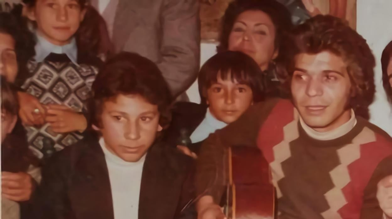 EN LOS GITANILLOS. La imagen reclama marco. Estamos en los finales de los años sesenta o principios de los setenta. Camarón ha recalado en los Gitanillos de Pepe Donaire en Camas. Para firmar una noche de estrellas fugaces y complot con el arte. El chavalito que posa a su lado en Juan José Amador, en el arranque de su gran carrera artística.