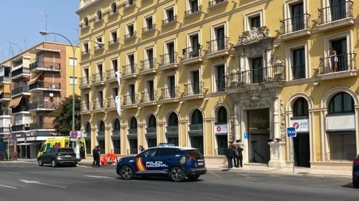 Sanitarios y agentes de la Policía Nacional en la fachada del hotel Macarena en la tarde de este lunes