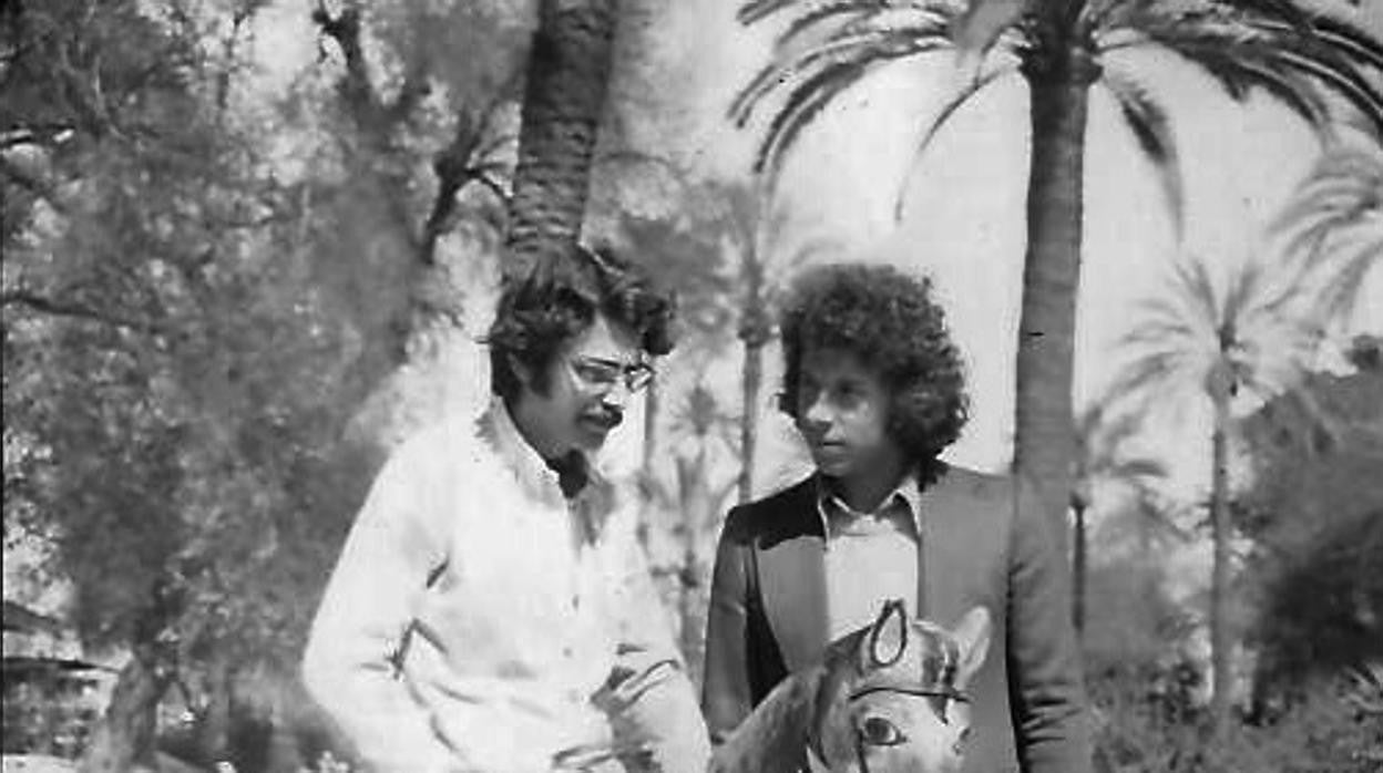 El caballo de Bonanza. En la imagen, tomada en los setenta en los Jardines de Murillo, vemos a José María Pachón en lo alto del caballo del retratista, acompañado de Tomás Castellá, guitarra del grupo Silvio y Luzbel. El caballo no era de oro. Pero se lo pasaron de lujo jugando al caballo de Bonanza