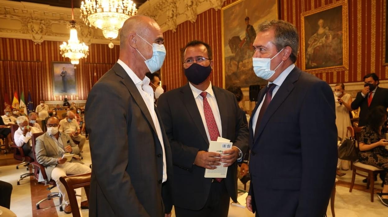 Muñoz, Cabrera y Espadas, conversando este lunes en el Salón Colón del Ayuntamiento