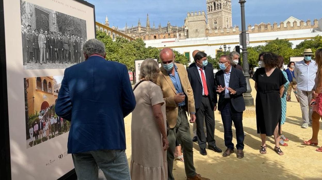Antonio Muñoz departe con varios asistentes a la exposición del Patio de Banderas