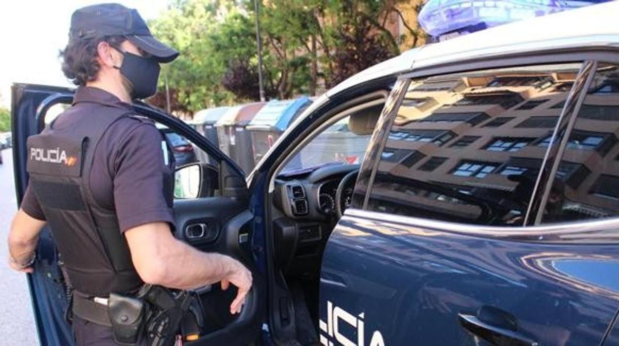 Imagen de archivo de un policía custodiando a una detenida