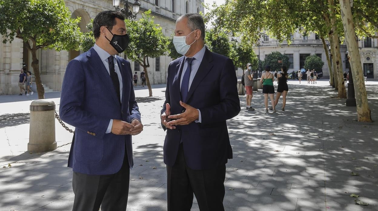 Juanma Moreno José Luis Sanz, ayer tomando una cerveza en la Plaza del Salvador