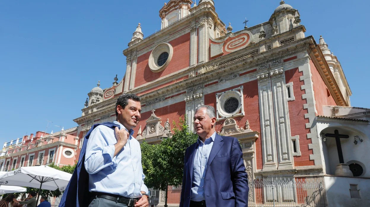 Juanma Moreno y José Luis Sanz en la Plaza del Salvador