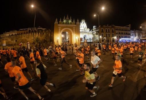 Imagen de la Nocturna del Guadalquivir a su paso por el arco de la Macarena