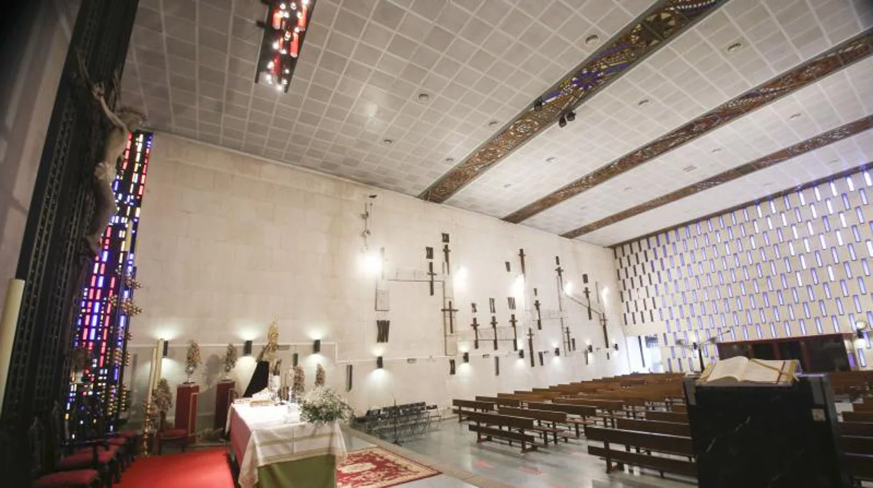 Una vista del interior de la parroquia de San Pablo del Polígono desde el presbiterio