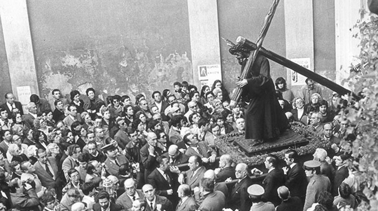 Salida en andas del Gran Poder en el vía crucis de 1979