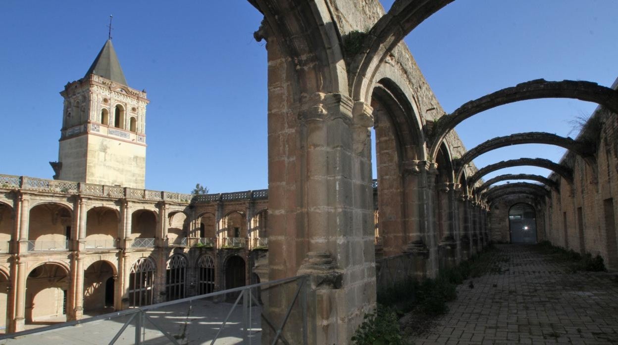 Panorámica del claustro de San Jerónimo, con la torre campanario al fondo