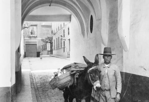 Vendedor de leche pasando por el arquillo de la Plata