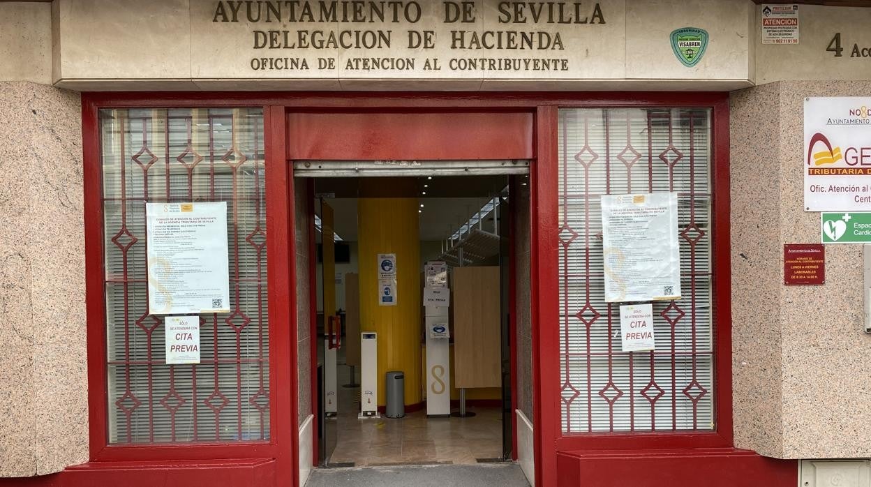 Centros como la delegación de Hacienda en Sevilla sólo atienden con cita previa