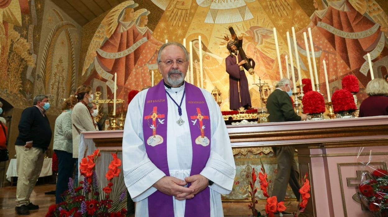 El párroco de Santa Teresa, Manuel Moreno, ante el Gran Poder