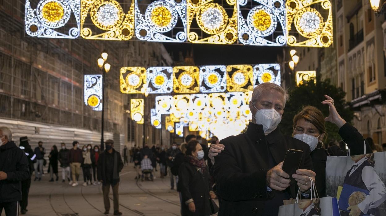 Iluminación navideña en la Avenida de la Constitución en 2020