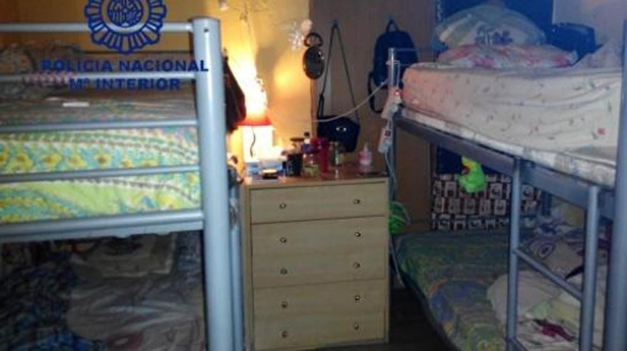 Habitación donde vivían varias mujeres asiáticas que ejercían la prostitución en Sevilla