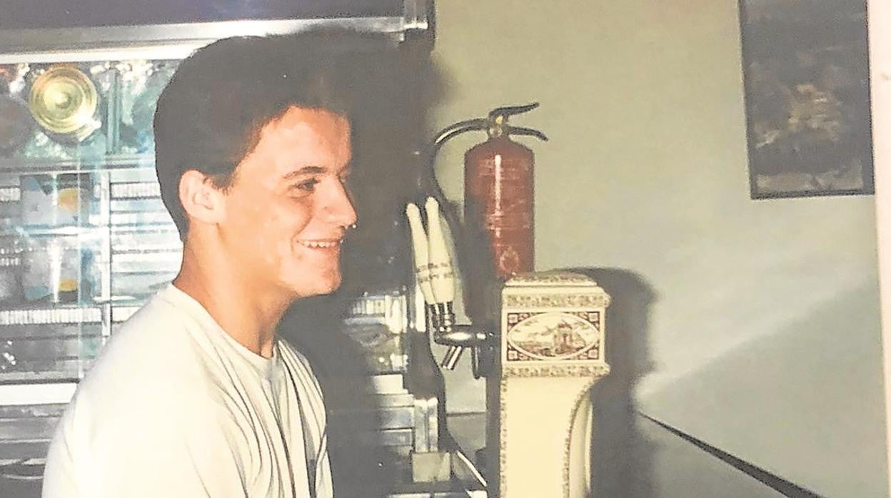 DESAYUNO CON DIAMANTES. En la imagen vemos a Jaime Alpresa en una foto de juventud, tirando cerveza y con la alegría que siempre ha repartido por donde va. Gran amigo de María Jiménez, un empresario caribeño, le rogó que la convenciera para ir a Dominicana para que actuara en unas Navidades. María le dijo que no quería contrato, que quería un anillo de diamantes. Y dicho y hecho…