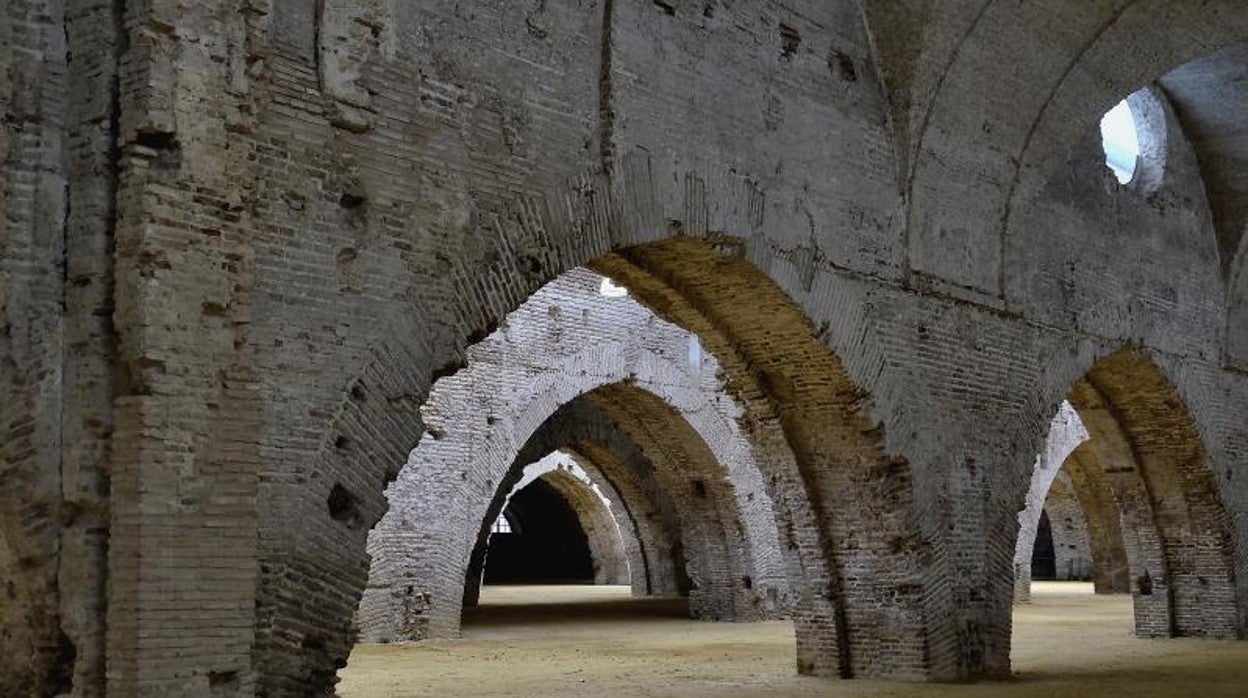 Una sección de los muros de las reales atarazanas de Sevilla