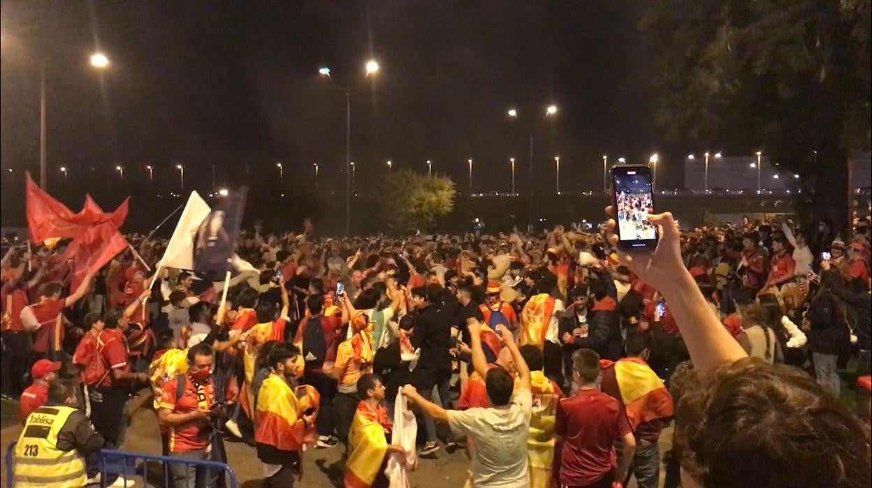 Acceso de la zona sur del estadio de la Cartuja, lugar en el que hubo largas colas para entrar a ver el España-Suecia