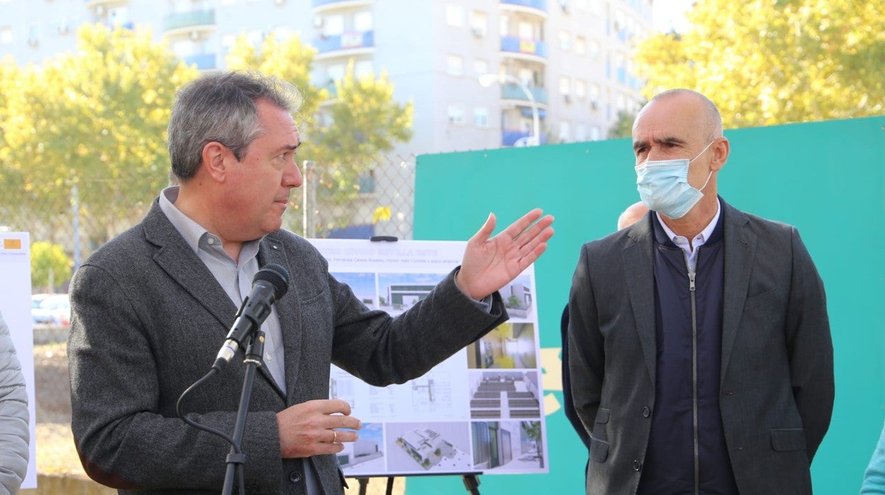 Juan Espadas, ayer en Sevilla Este acompañado por Antonio Muñoz