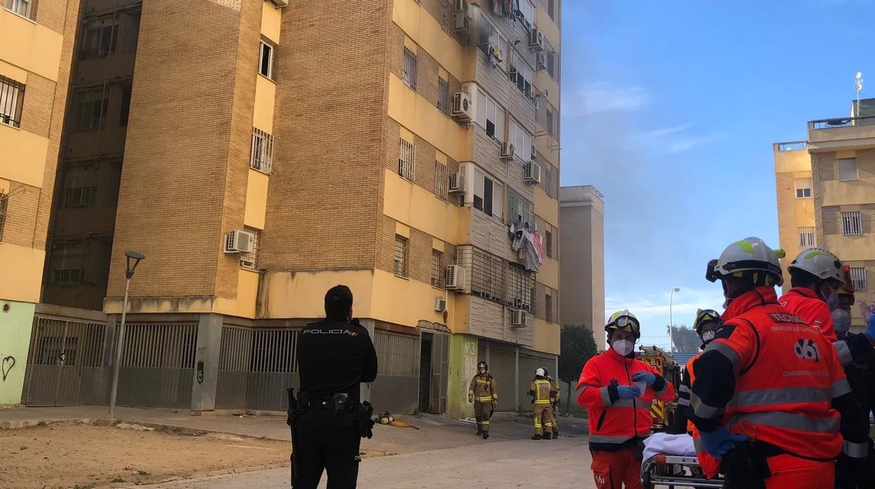 Los servicios de emergencias y la Policía en el exterior de la finca donde se produjo el incendio