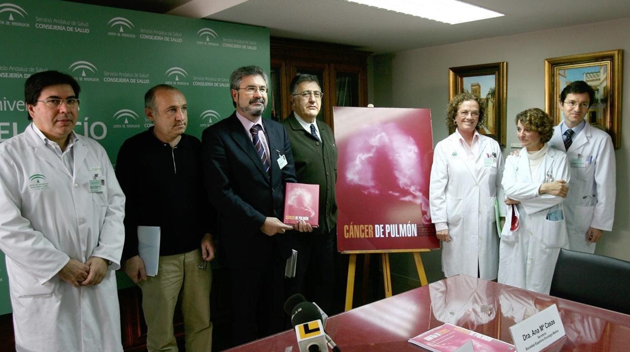 Imagen de archivo de la presentación de un libro sobre el cáncer de pulmón en el Hospital Virgen del Rocío