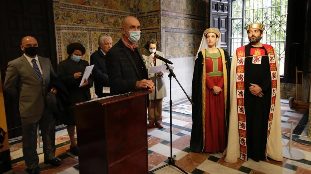 Antonio Muñoz presentando las actividades dedicadas a Alfonso X, en presencia de dos actores de Teatro Clásico de Sevilla y de representantes de otras instituciones que participan en los actos