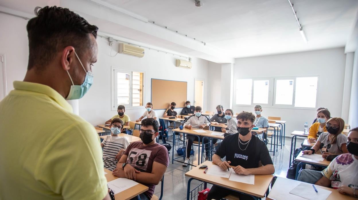 Un profesor dando clases en un instituto