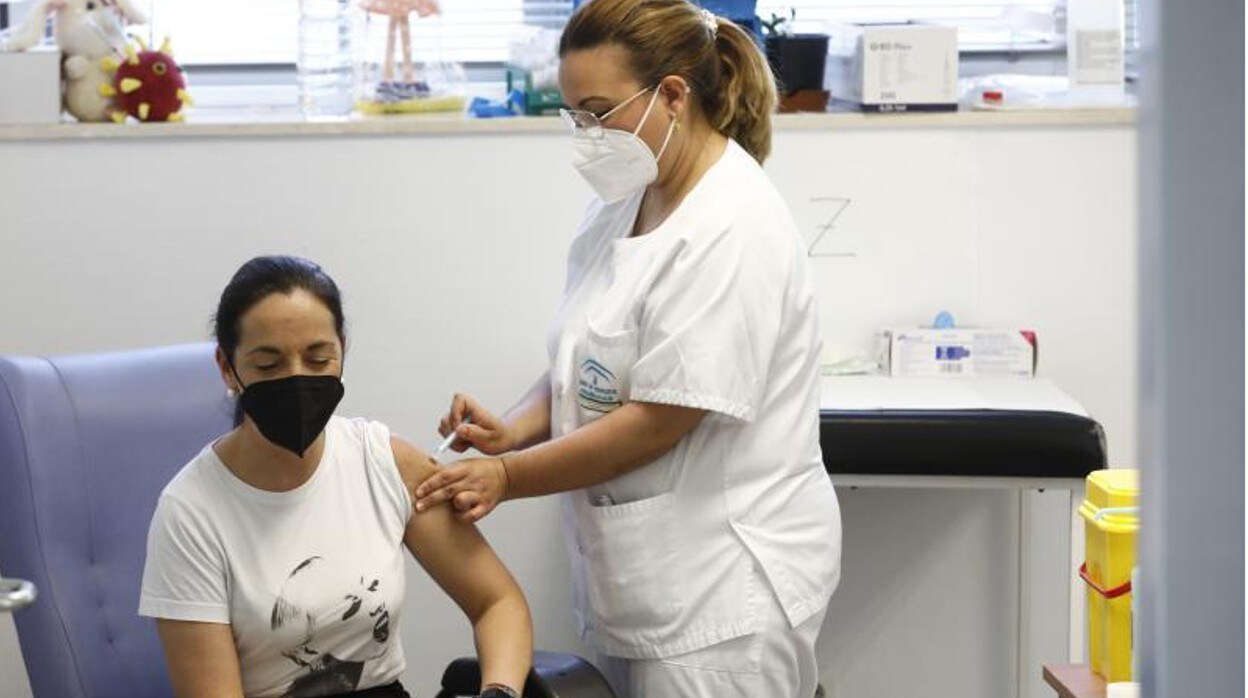 Una enfermera del SAS durante la campaña de vacunación contra el Covid