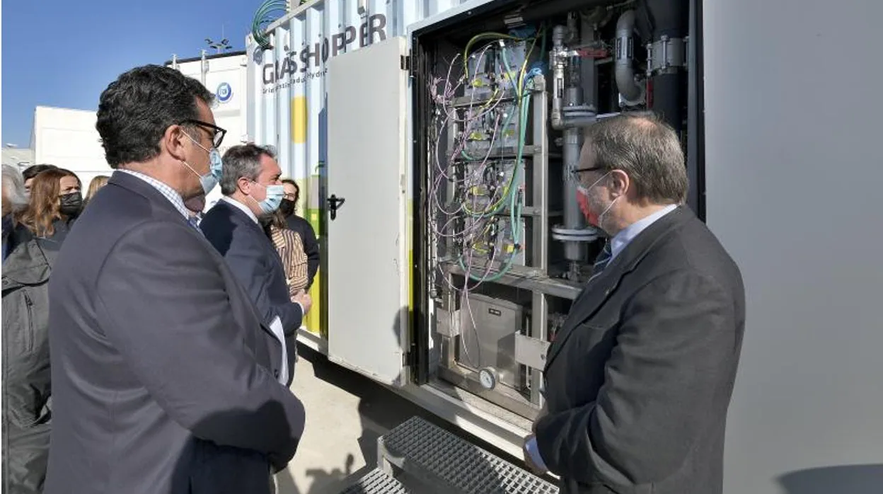 El alcalde visita la planta generadora de Agengoa